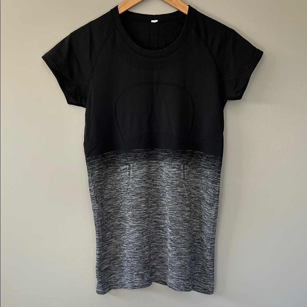Lululemon Swiftly Tech Short‎ Sleeve Size 8 Black Heathered Grey Ombre